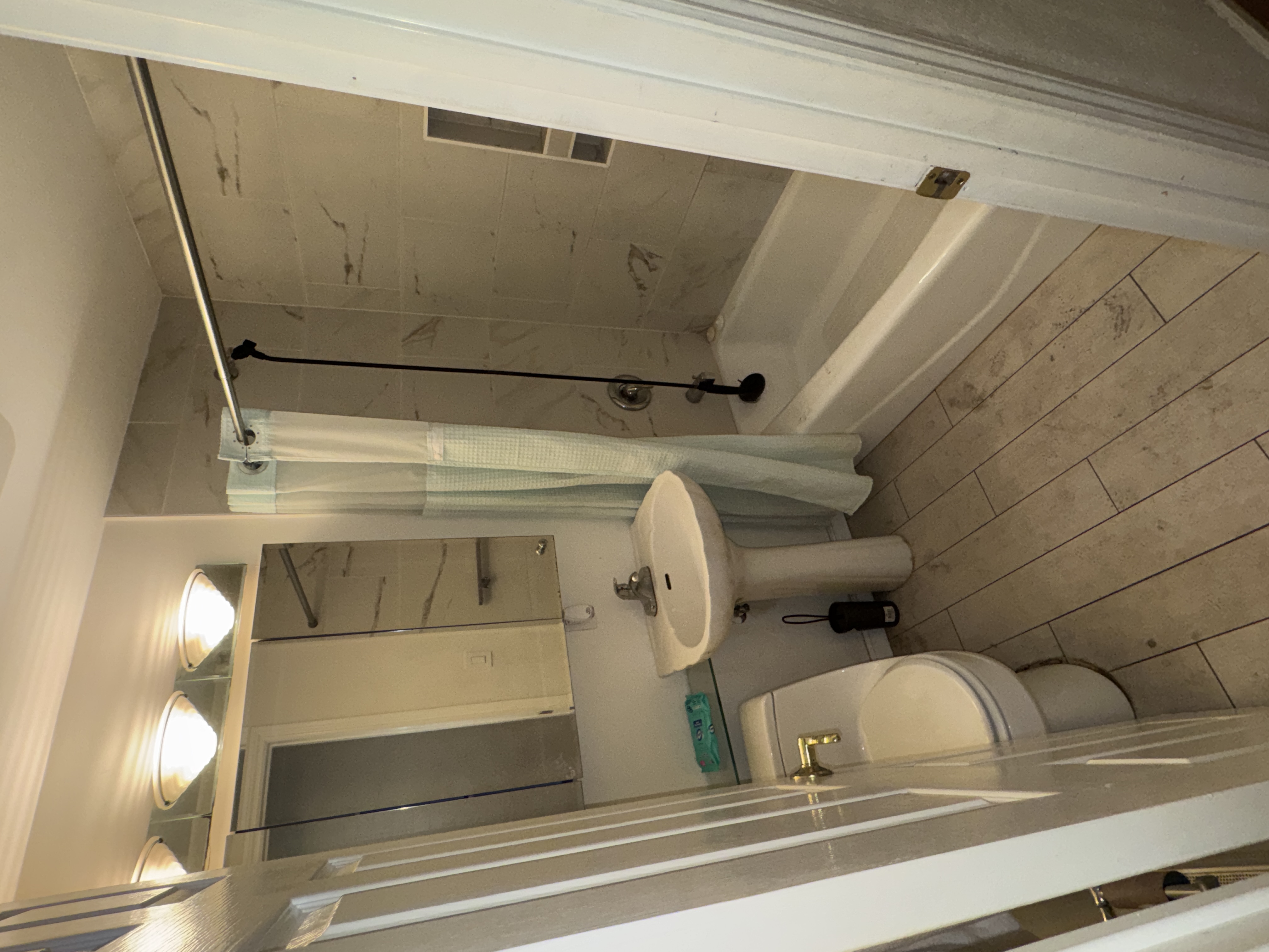 Bathroom 1, photo 1